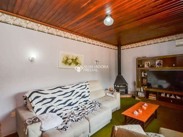Casa em condomínio fechado com 4 quartos para alugar na Rua Coronel Massot, 1583, Cristal, Porto Alegre, 500 m2 por R$ 4.500
