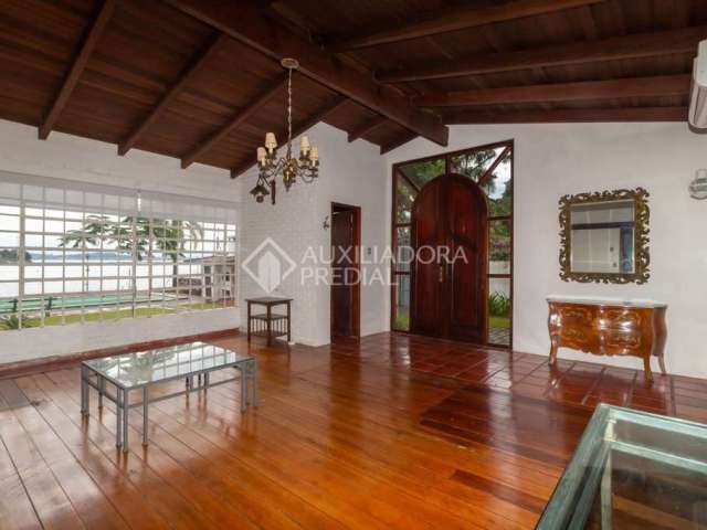 Casa em condomínio fechado com 4 quartos para alugar na Rua Vicente Failace, 21, Tristeza, Porto Alegre, 370 m2 por R$ 6.900