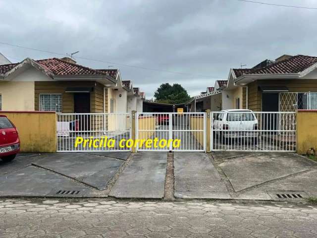 Vende se excelente casa em condominio, Piçarras, Guaratuba/PR  Vende se casa em condominio fechado e seguro: Contem de 2 dormitorios.