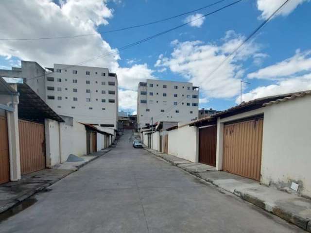 Casa em condomínio fechado com 3 quartos à venda na Rua Oitenta e Cinco, 439, Tropical, Contagem por R$ 240.000