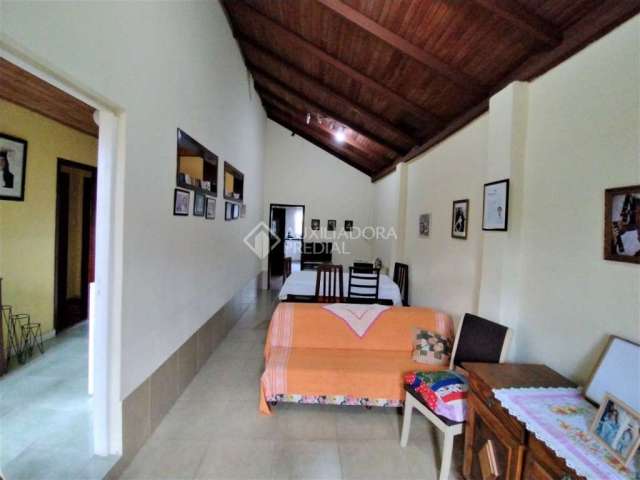 Casa com 3 quartos à venda na Avenida Juca Batista, 7249, Ponta Grossa, Porto Alegre, 220 m2 por R$ 320.000