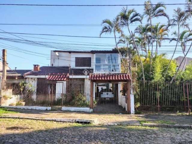 Casa com 6 quartos à venda na Rua Fábio de Barros, 388, Nonoai, Porto Alegre, 294 m2 por R$ 693.000