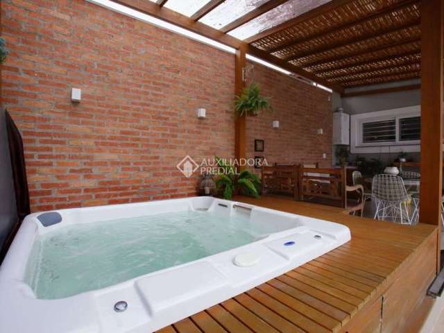 Casa com 3 quartos à venda na Rua Martin Luther King, 116, São Sebastião, Porto Alegre, 236 m2 por R$ 1.100.000