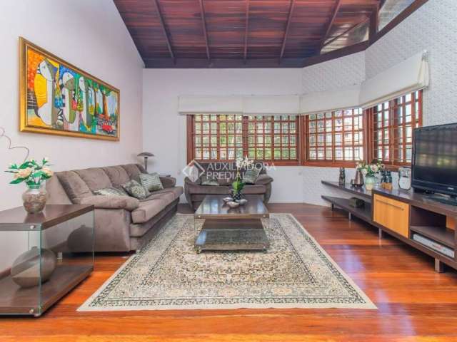 Casa com 3 quartos à venda na Rua Afonso Arinos, 114, Camaquã, Porto Alegre, 274 m2 por R$ 1.060.000