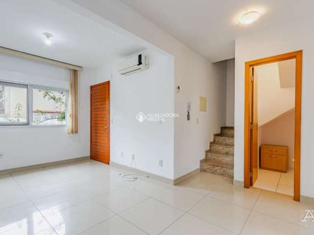 Casa em condomínio fechado com 3 quartos para alugar na Rua República, 2708, Harmonia, Canoas, 89 m2 por R$ 2.260