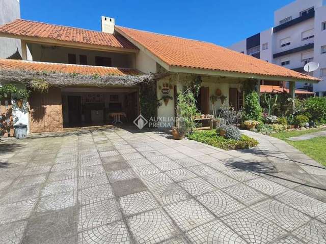 Casa com 4 quartos à venda na Sao Joao, 1445, Centro, Tramandaí, 246 m2 por R$ 1.300.000
