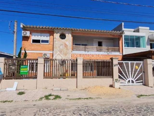 Casa com 3 quartos à venda na CASTRO ALVES, 497, Centro, Tramandaí, 270 m2 por R$ 636.000