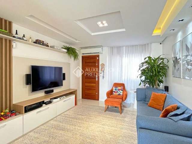 Casa com 3 quartos à venda na Rua Ilari Arlindo Basei, 81, Guarujá, Porto Alegre, 176 m2 por R$ 700.000