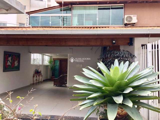 Casa com 7 quartos à venda na Rua Videira, 158, Abraão, Florianópolis, 450 m2 por R$ 2.094.000
