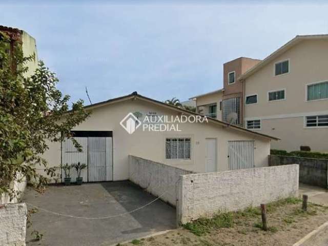 Casa com 1 quarto à venda na Rua Raulino Hermógenes Coelho, 113, Barra da Lagoa, Florianópolis, 483 m2 por R$ 1.100.000