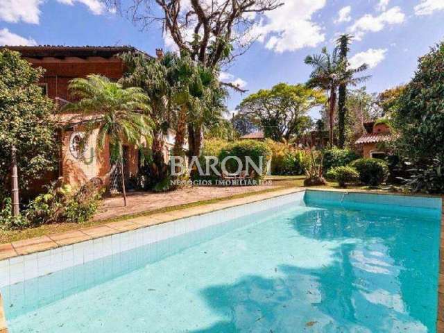 Casa para comprar no Jardim Luzitânia, 4 dormitórios, sendo 2 suítes, jardim com piscina, 4 vagas, vizinha ao Parque Ibirapuera. Baroni Imóveis, imobiliária em Moema, especializada em compra e venda d