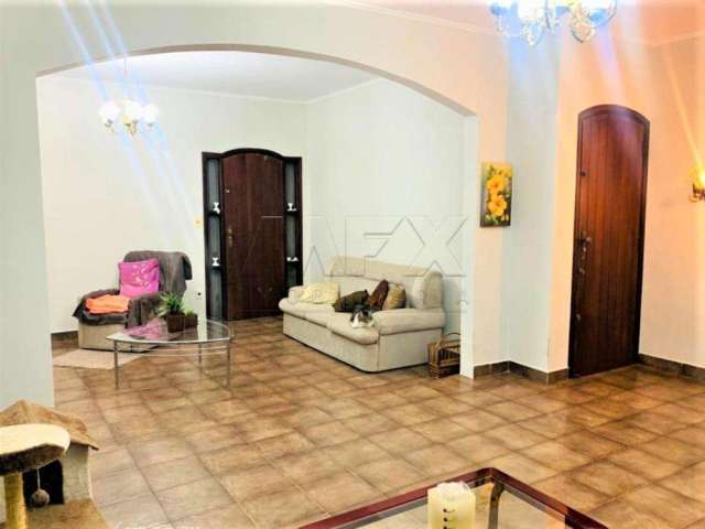 Casa com 3 quartos à venda na Rua Lincoln Queiroz Orsini, Parque Jardim Europa, Bauru, 195 m2 por R$ 780.000