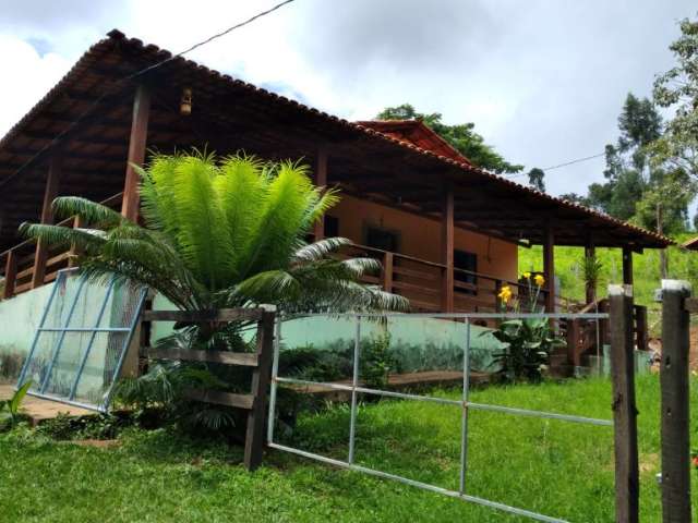 Sítio localizando em com varanda e pomar com árvores frutíferas em Itaúna-MG!