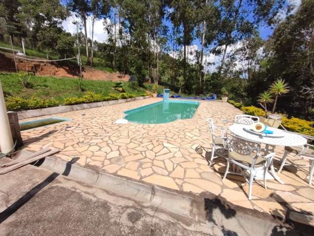 Sítio de 2 hectares, com piscina à venda em Itaúna-MG!