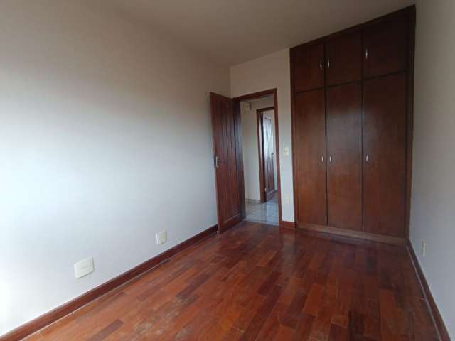 Apartamento no centro com armários planejados no quarto em Itaúna-MG!