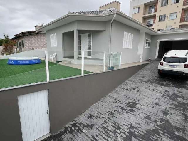 Casa com 3 dormitórios à venda, 200 m² por R$ 890.000,00 - Serraria - São José/SC