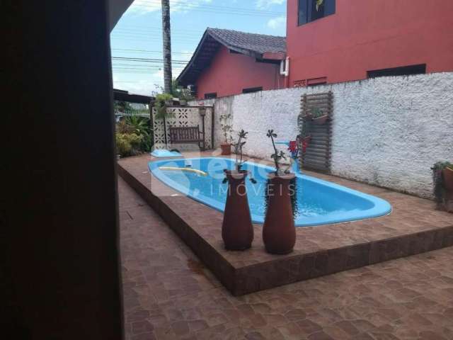 Casa com piscina e churrasqueira muito bem localizada no bairro - Dom Bosco