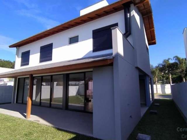 Casa a venda em condomínio, com ótimo terreno, 04 suítes sendo uma master com closet moderna em Florianópolis SC
