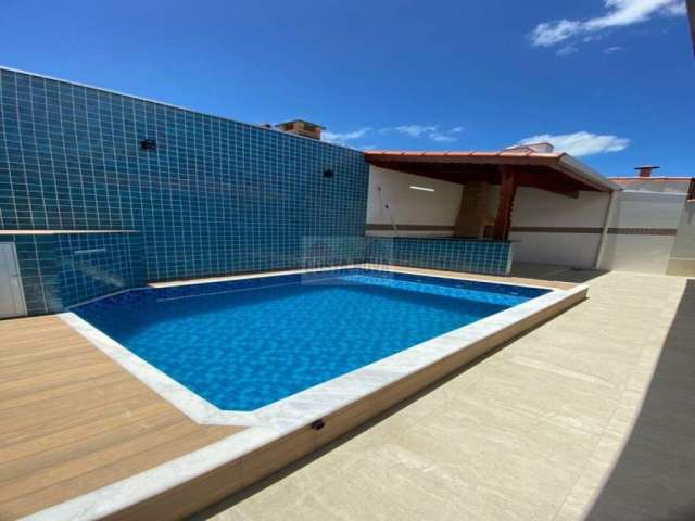 Casa de Alto Padrão à 200m da praia,170m², 3 quartos, 2 suítes, 4 vagas, piscina e churrasqueira