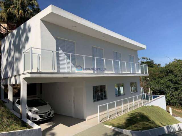 Casa nova, à venda, em condomínio fechado, localizada na cidade de Igaratá / SP