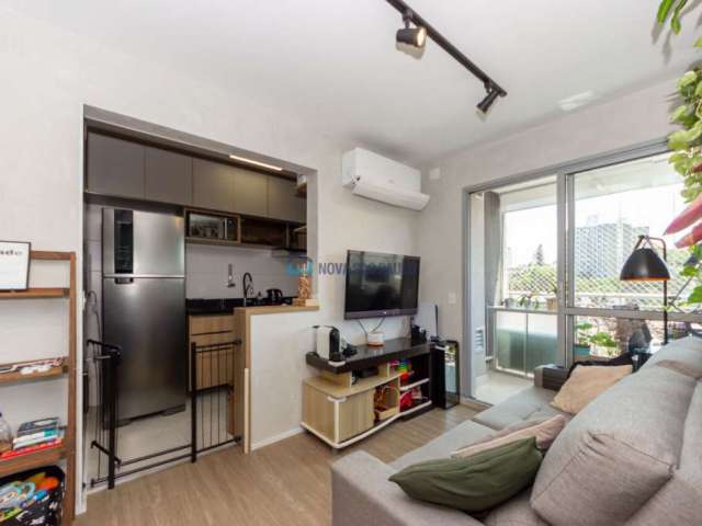 Apartamento com 2 quartos com cozinha planejada com sacado fechada em vidro na Vila Mascote