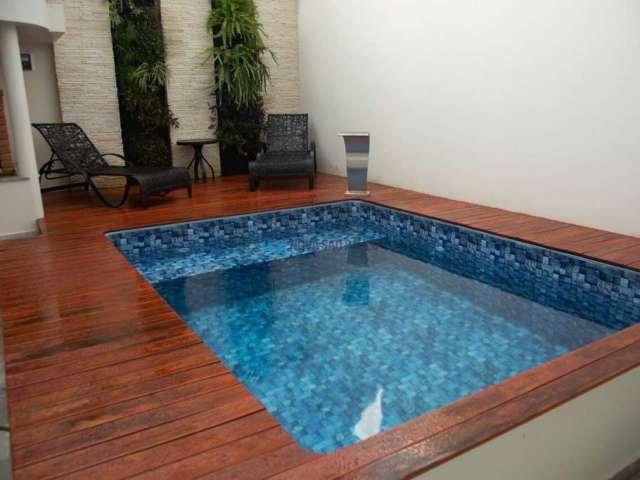 Casa com piscina à venda na Vila Mariana com 4 quartos, perto do metrô.
