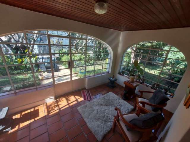 Casa térrea  à venda no Campo Belo com 750m² de terreno.