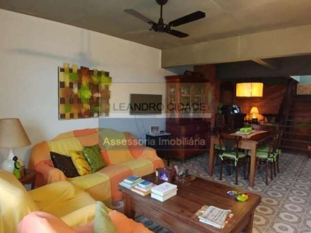 Casa 6 dormitórios à venda no Bairro Vila Floresta com 411 m² de área privativa - 10 vagas de garagem