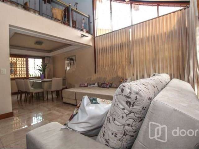 Casa com 3 quartos à venda na Travessa Miguel Pereira, 120, Medianeira, Porto Alegre, 608 m2 por R$ 1.980.000