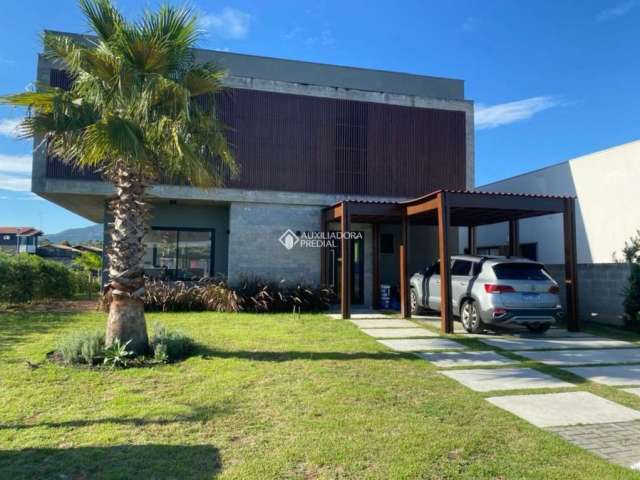 Casa em condomínio fechado com 3 quartos à venda na CONDOMINIO AQUALINA LAKE CLUB, 345, Praia do Rosa, Imbituba, 450 m2 por R$ 1.800.000