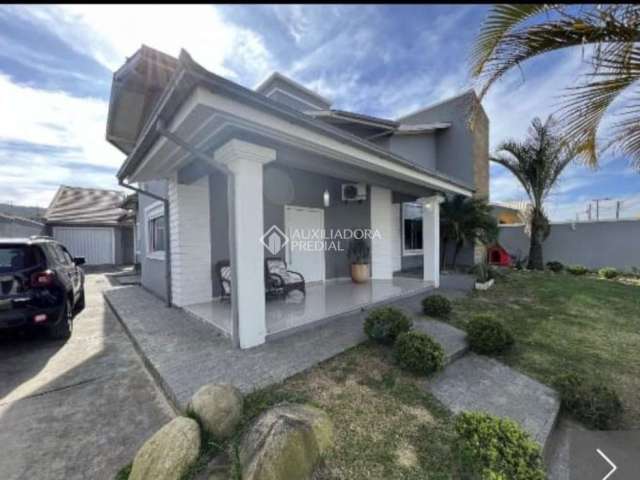 Casa com 3 quartos à venda na Nereu Ramos, 740, Centro, Imbituba, 243 m2 por R$ 1.200.000