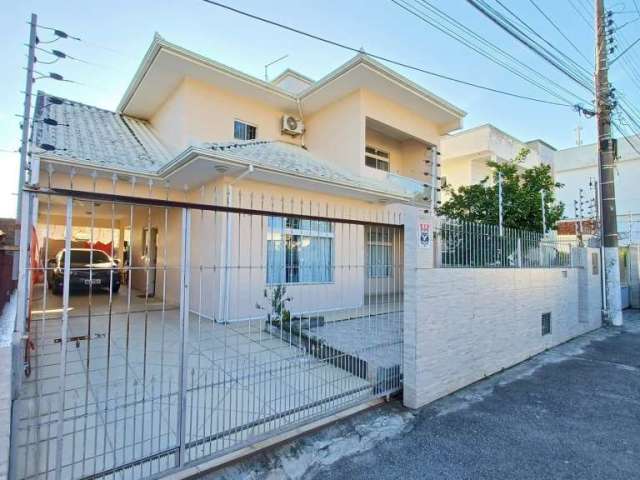 Casa a venda de 04 Dormitórios 01 Suíte com 04 Banheiros 03 vagas em Capoeiras-Florianópolis-SC