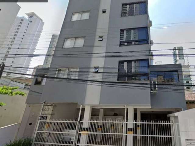 Apartamento com 2 dormitórios + 1 vaga privativa + sacada com churrasqueira no Centro de Balneário