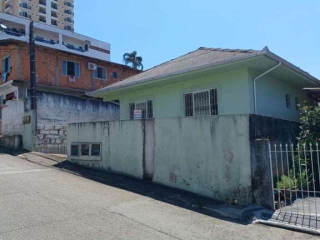 Casa a venda de 05 Dormitórios 03 Banheiros com 03 vagas de garagem em Barreiros -São José-SC