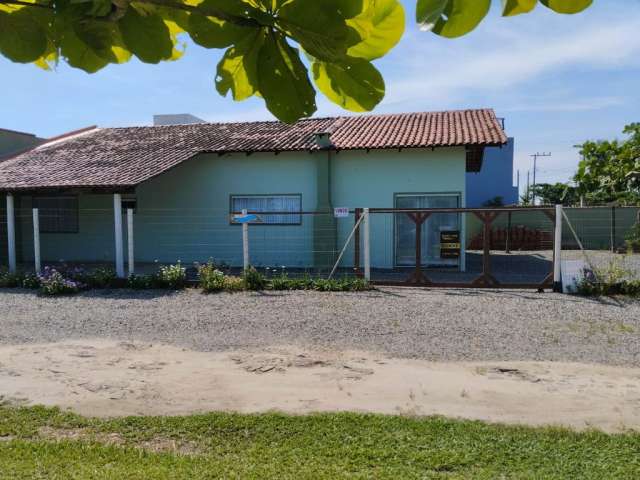 Residência em alvenaria a uma quadra da praia - Balneário Barra do Sul