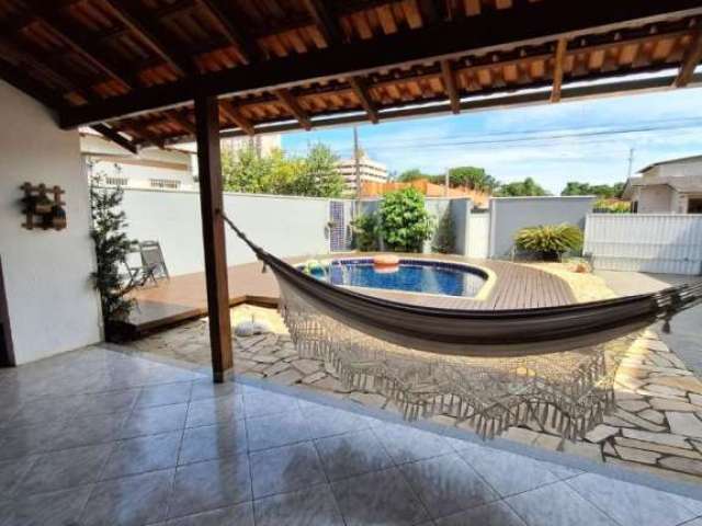 Linda casa com piscina, 03 dormitórios sendo 01 suíte, 213m²  à venda  por R$ 1.790.000,00 - Centro - Balneário Piçarras/SC