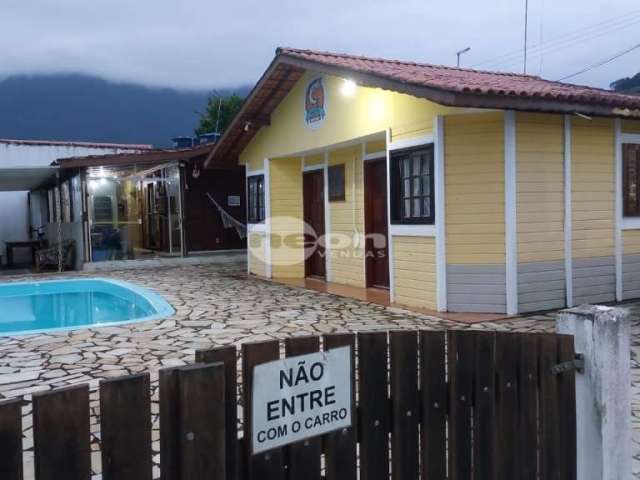 Casa em condomínio fechado com 2 quartos à venda na Rua Vitória, 75, Massaguaçu, Caraguatatuba, 174 m2 por R$ 580.000