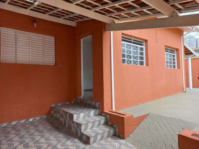 Casa com 2 dormitórios para alugar por R$ 1.600,00/mês - Vila Jaboticabeira - Taubaté/SP