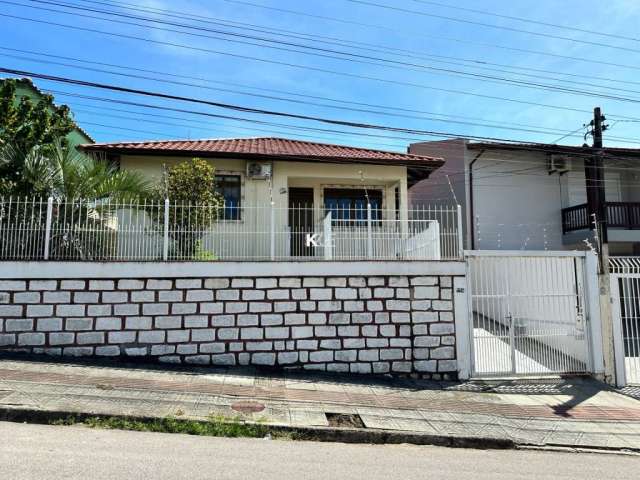 Casa com 3 quartos à venda na Rua Campolino Alves, --, Abraão, Florianópolis por R$ 900.000