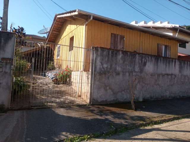 Terreno com casa de madeira no bairro da Velha