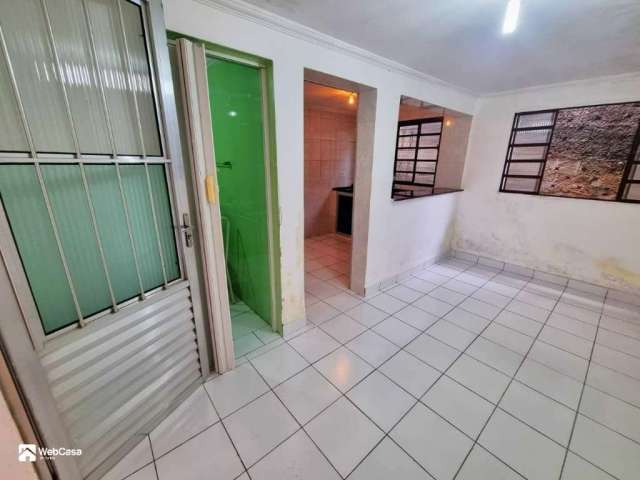 Casa com 2 quartos para alugar na Vila Carmosina, São Paulo  por R$ 1.400