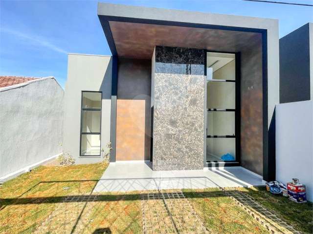 Casa térrea à venda no Universitário com ampla sobra de terreno - Cascavel/PR - 3 Quartos