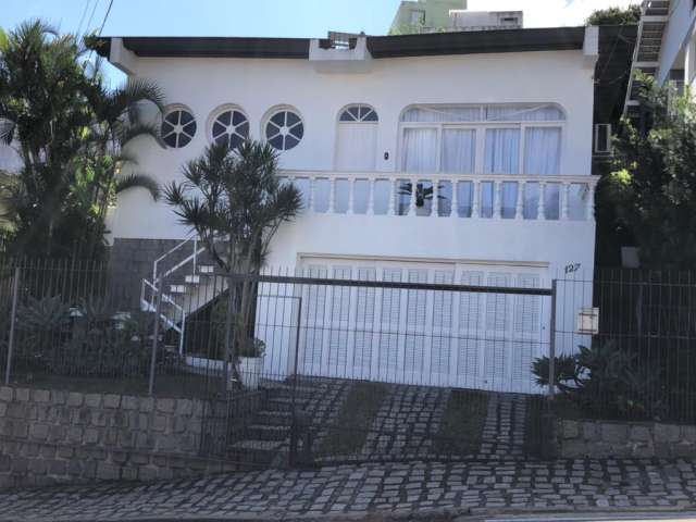 Ótima casa de 04 quartos (01 suíte), com duas vagas, próximo do Shopping Beira Mar, Centro, Florianópolis
