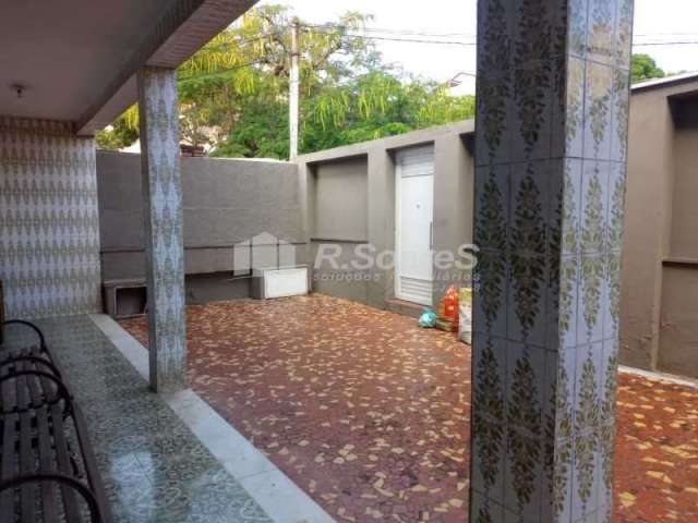 Casa com 3 quartos à venda na Rua das Dálias, Vila Valqueire, Rio de Janeiro, 210 m2 por R$ 910.000