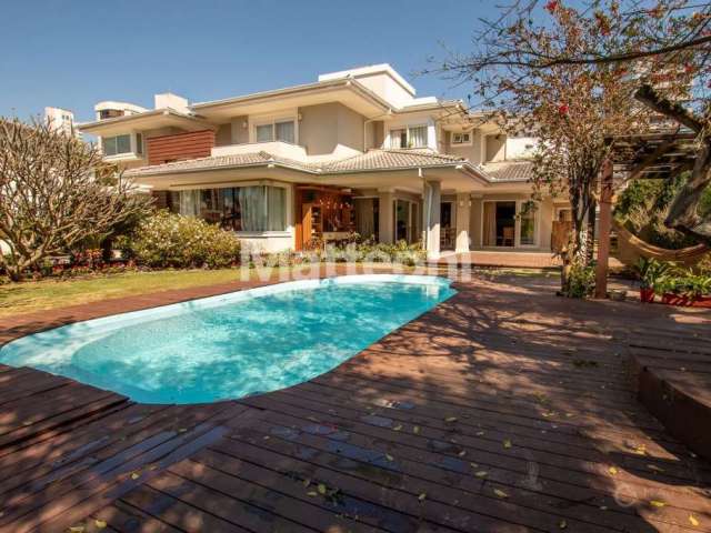 Casa exuberante em amplo terreno com piscina na Vila Moema