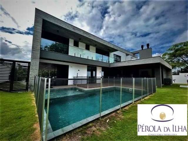 Aproveite a oportunidade de morar em uma casa incrível, localizada em uma das regiões mais cobiçadas de Florianópolis - Cacupé.