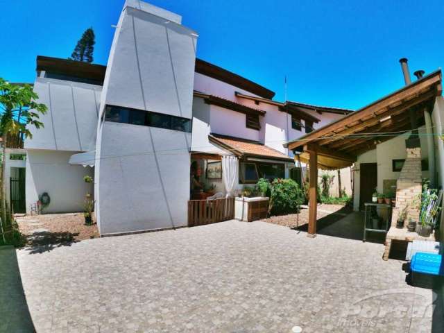 Casa com 3 quartos à venda na Rua Pinheiro (R. 1210), 36, Praia do Quilombo, Penha, 177 m2 por R$ 1.150.000