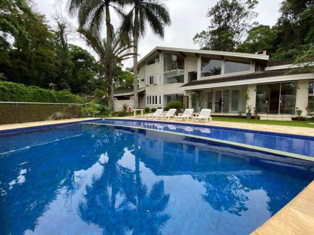 Casa triplex com piscina em condomínio fechado a venda em Santos, localizada no Morro Santa Terezinha.