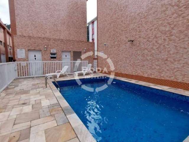 A casa de condomínio com piscina no bairro Marapé, são 2 quartos sendo 2 suítes, sala, cozinha e garagem com churrasqueira