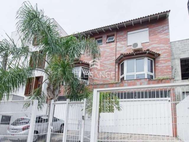 Elegance Imóveis vende Casa no bairro Chácara das Pedras no valor de R$ 1.400.000,00 com terraço, churrasqueira, piscina e garagem para 4 carros.